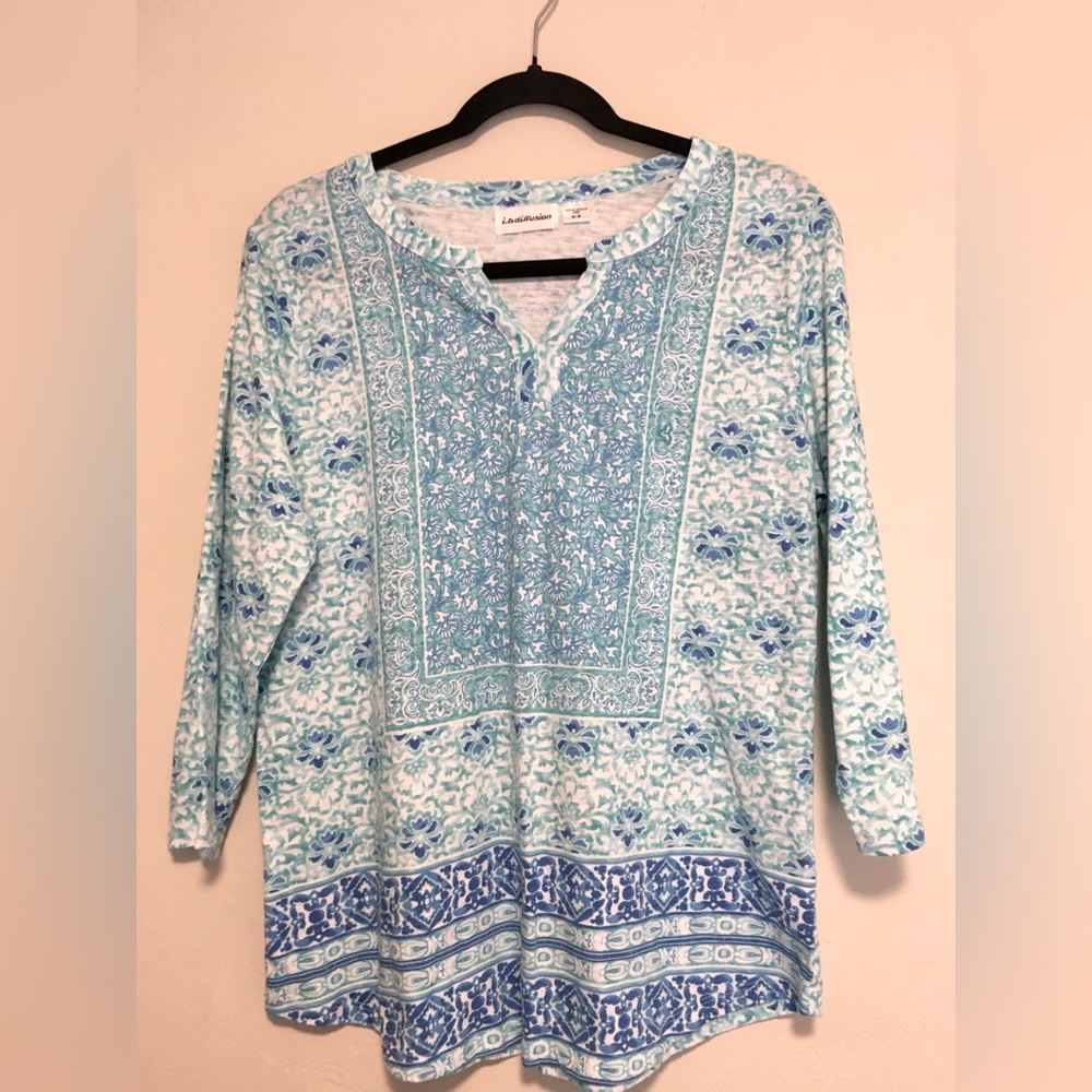 Short sleeve tunic with Paisley patterns with floral patterns in blues